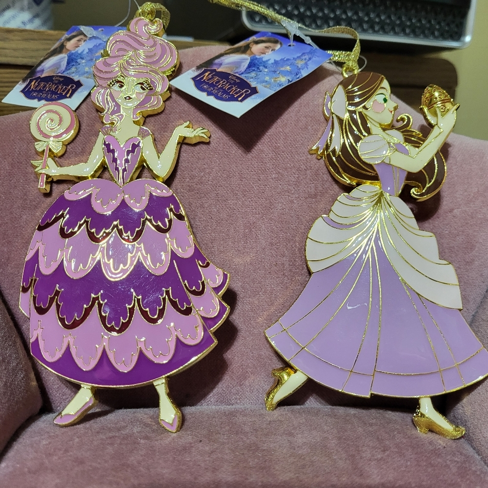 Disney figures The nutcracker  and the four relms